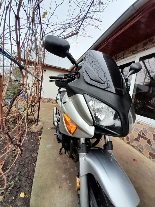 Vând Honda , arată foarte bine