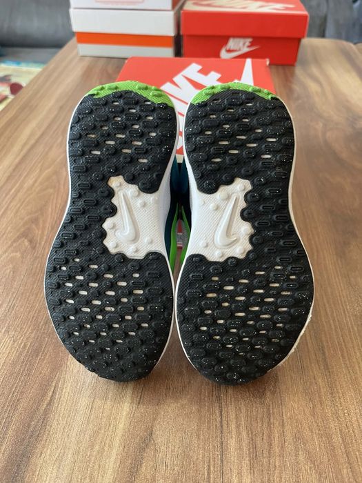 Маратонки Nike номер 26