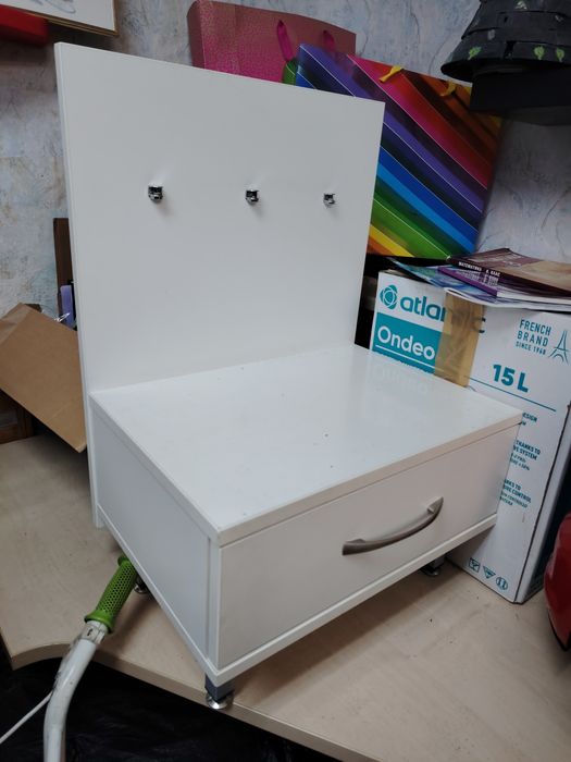 Бели нощни шкафчета