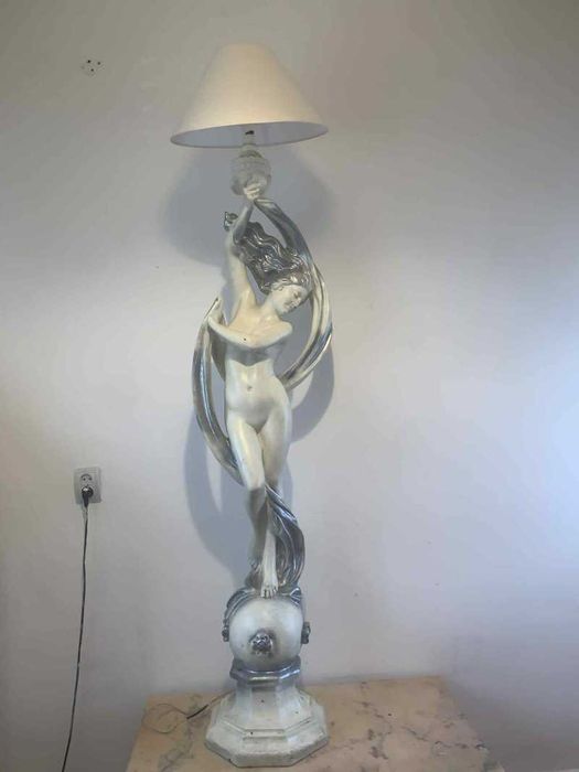 Veioza de podea statuie