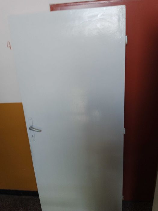 Интериорна плътна врата в много добро състояние.