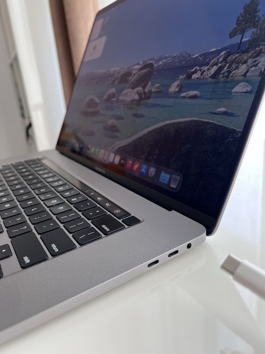 MacBook Pro 16" (2019) i7 | 16GB RAM | 512GB SSD | Baterie Stare Normală