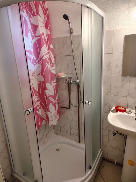 Cabina dus pe colt