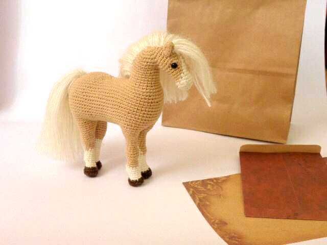 Красив кон - плюшена играчка плетена на една кука