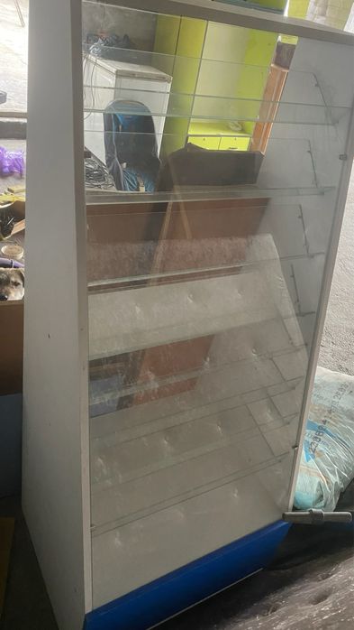 Продам полки , витрину
