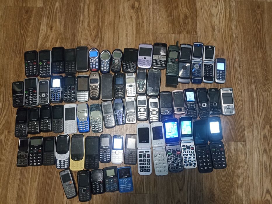 Vând lot 66 telefoane funcționale .