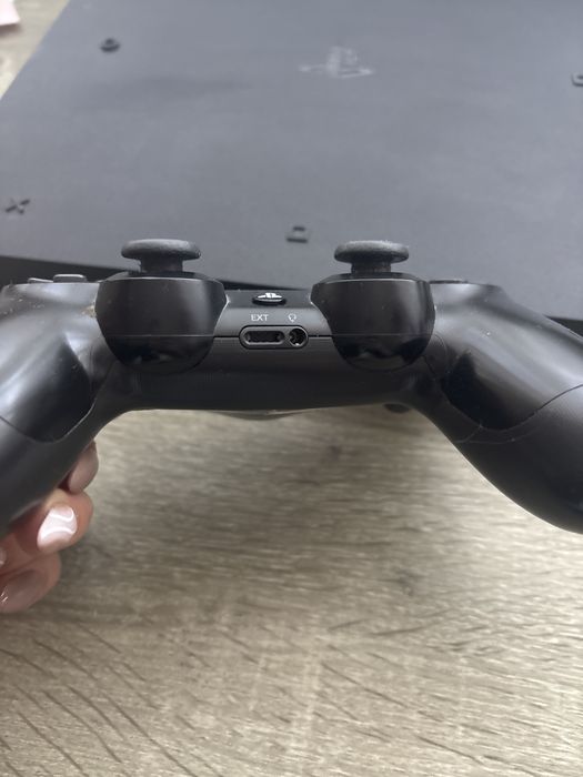 •	PlayStation 4 500GB + контролер – перфектно състояние