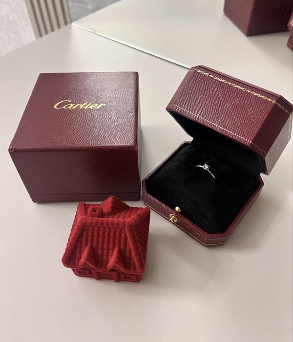 Кольцо с бриллиантом