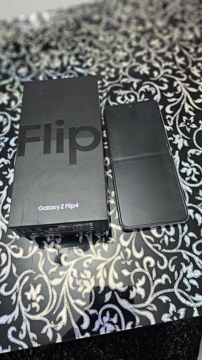 Samsung Galaxy Z Flip 4 – Ca nou! + Cutie originală + 3 huse cadou