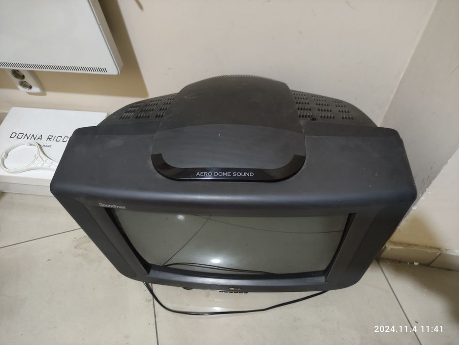 Телевизор LG с пультом