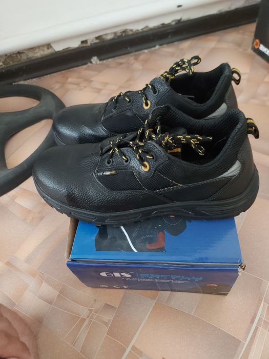 Продаётся спецботинки