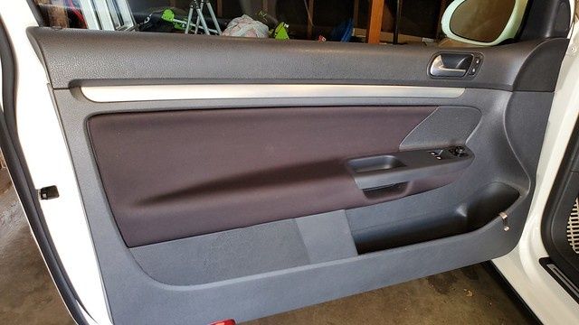 Retapitare fete de usi , plafon , stalpi