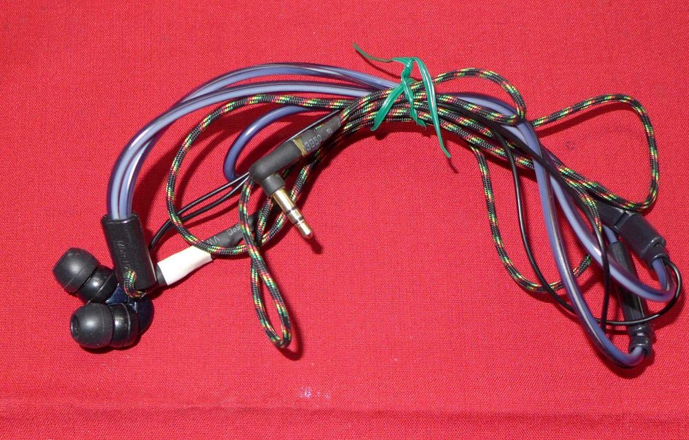 За телефона:Отлични слушалки за телефон или МР3 или Flac плейър