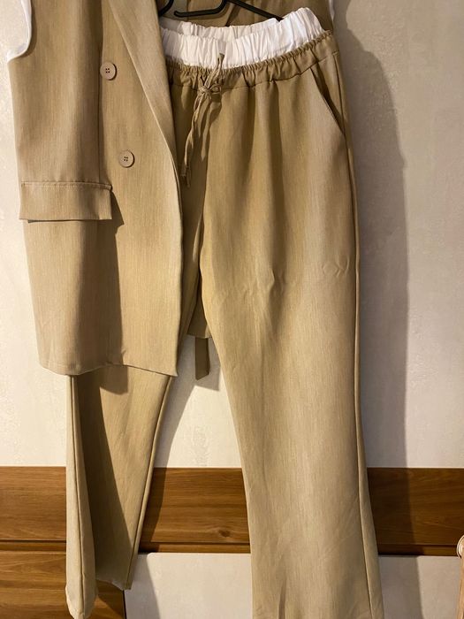 Костюм елек с гол гръб и панталон