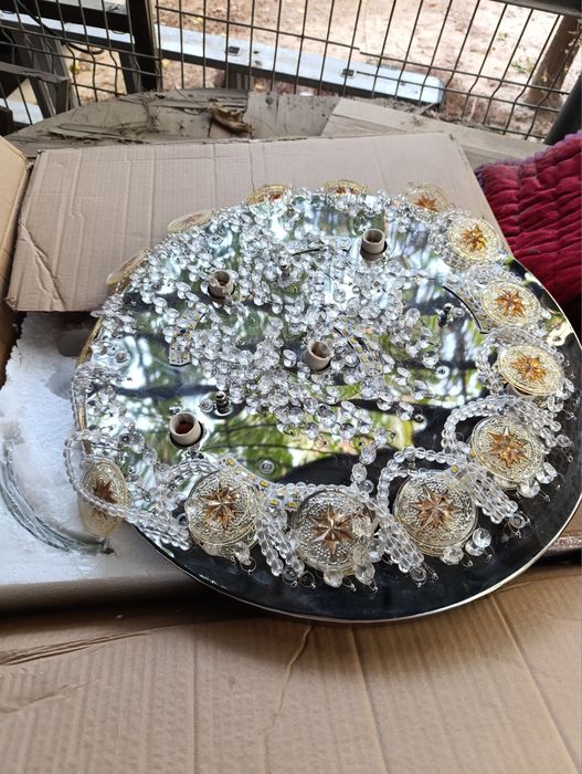 Продаеться полоточная люстра