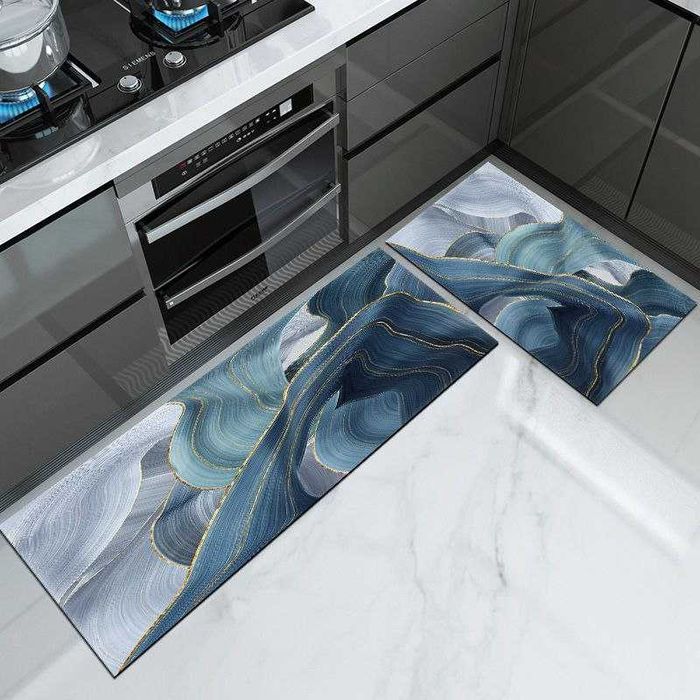 U kozlarini qattiqroq yumdi va porno pinni qoydi.