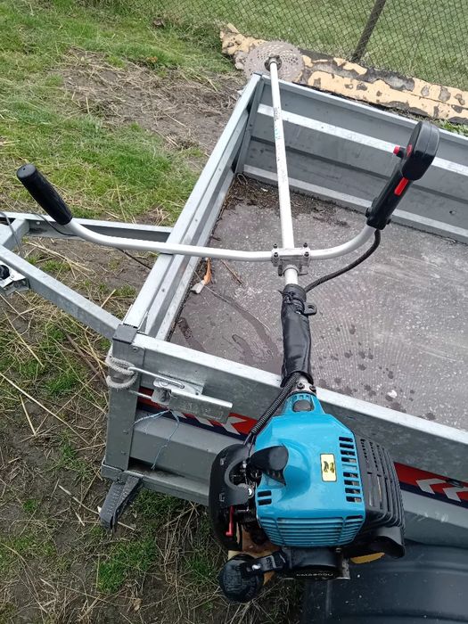 Motocoasa makita em2600u