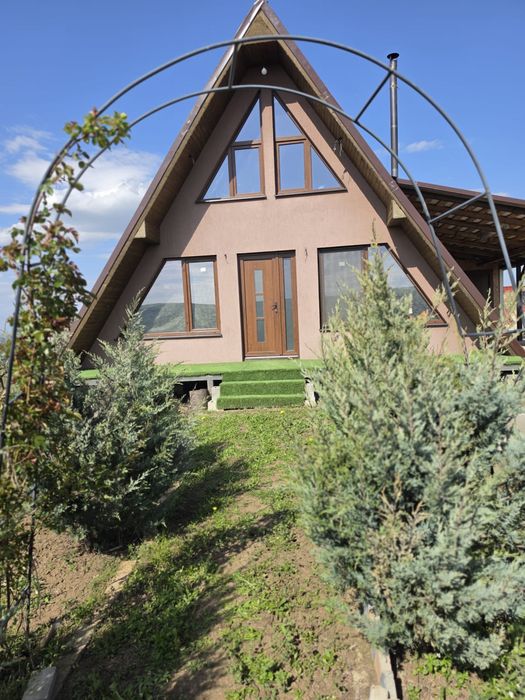 Teren de 1000mp , casa de lemn A-Frame cu exterior finisat, interior in curs de finisare, Chicerea