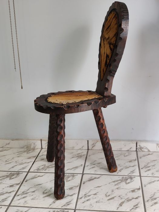 Испански рустикален или " бруталистически "стол с три крака