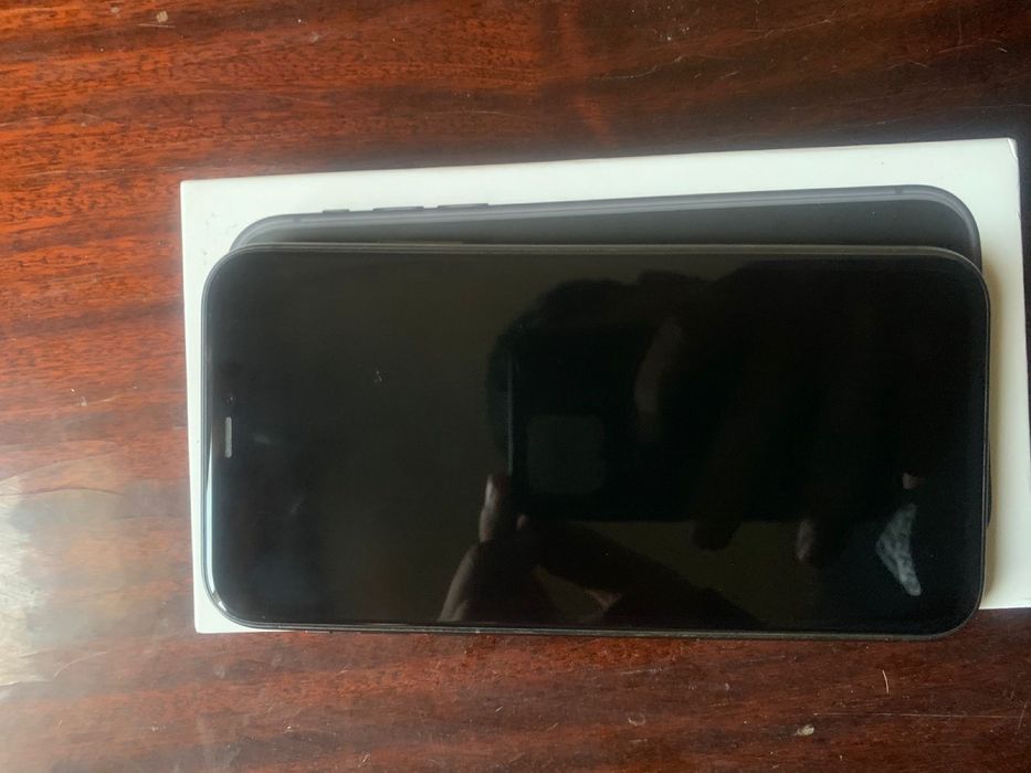 Продам айфон 11.