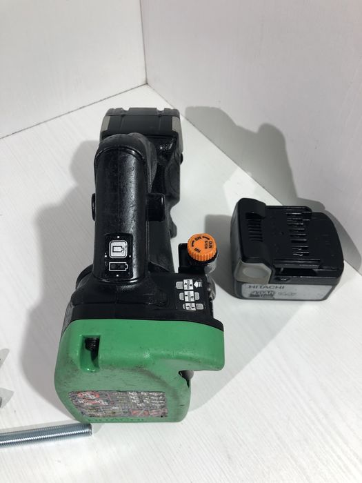 Mașină pentru debitat bară filetată Hitachi