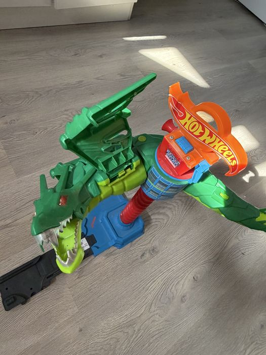 Hot Wheels «Воздушная атака дракона-робота»