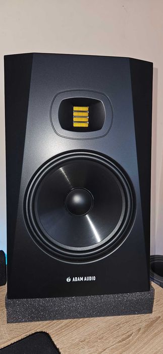 Studio monitor Adam Audio T8V + pad-uri izolatoare