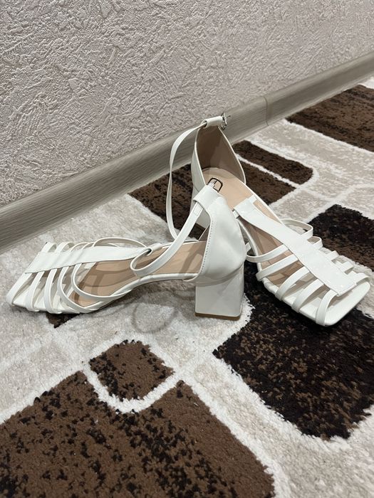 Босоножки новые белые