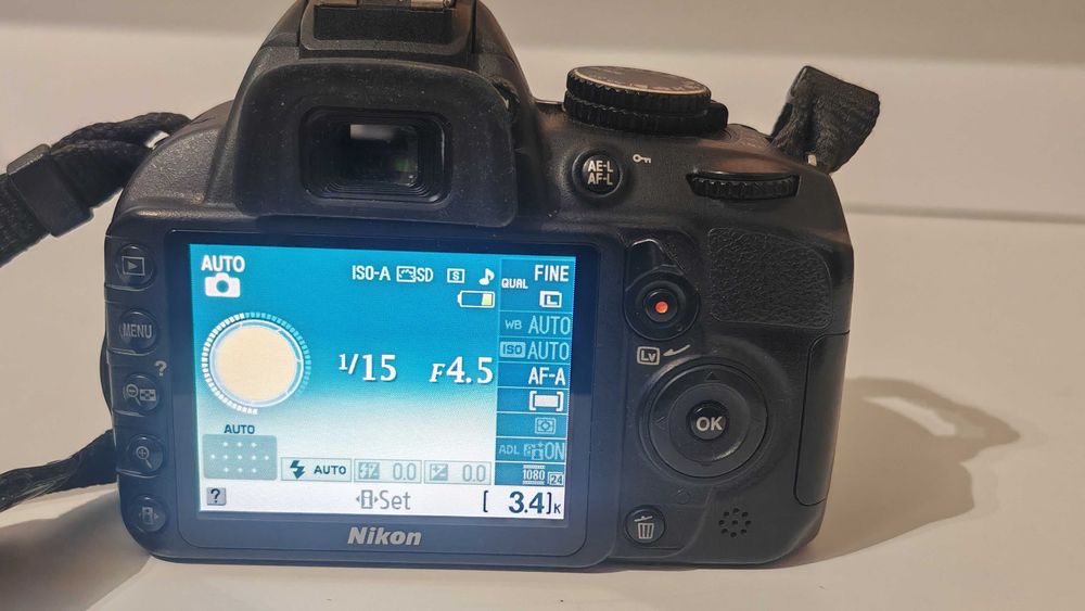 Nikon D3100 cu obiectiv 18-55. 15000 cadre