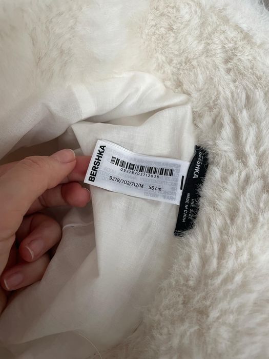 Бяла шапка Bershka