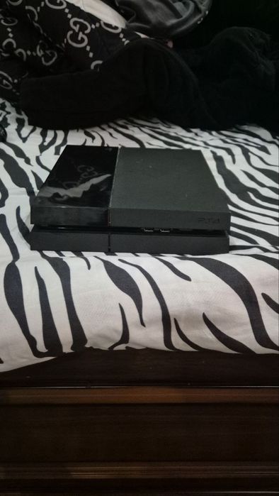 Игровой приставка playstation 4