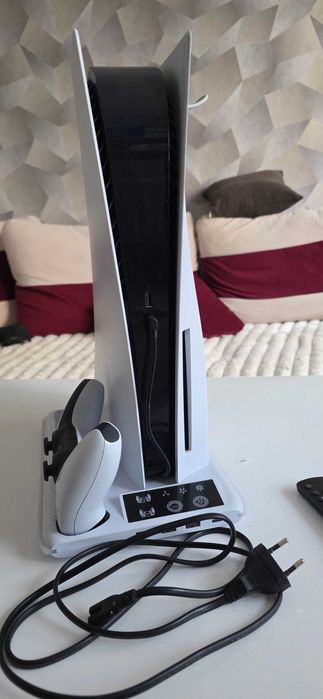 Продавам PS5 DISK EDITION+Един бял DualSense контролер. • Подарък игра Assassin's Creed Valhalla