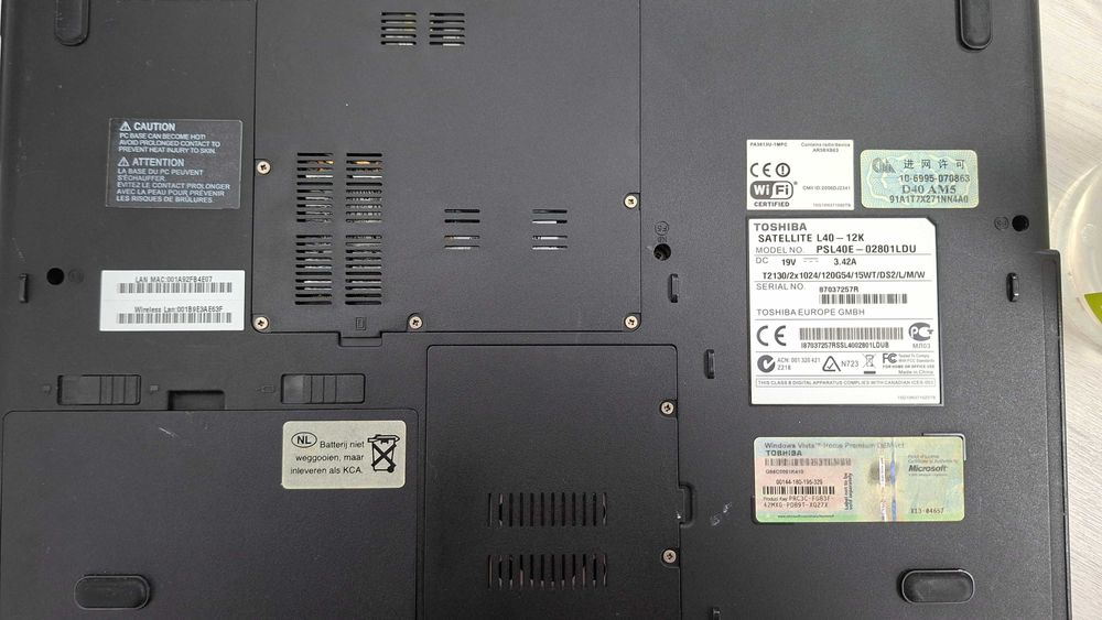 Продавам лаптоп TOSHIBA