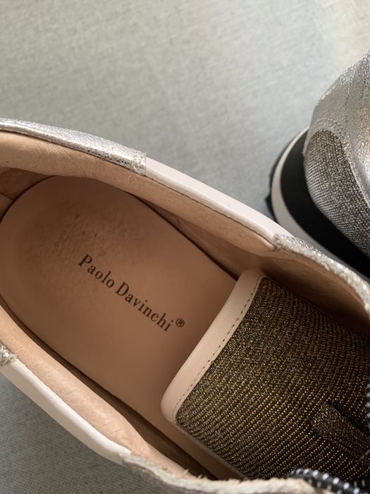 продам кроссовки женские