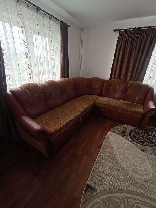 Colțar extensibil, culoare maro – confortabil și practic.