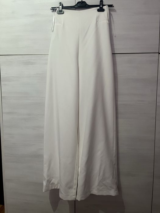 Продавам бял комплект Caramella Fashion.