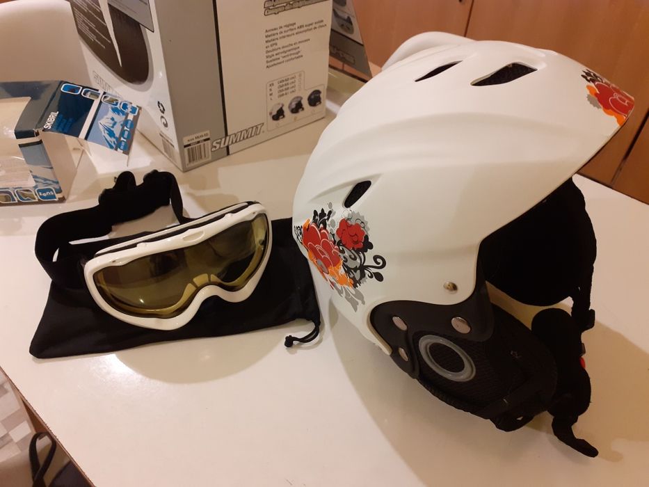 Vând cască de schi  pentru copii și adulți și ochelari de schi