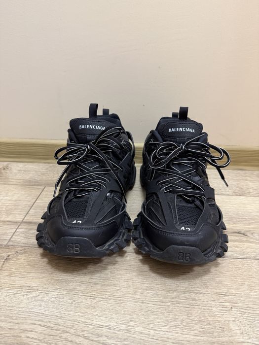 Balenciaga Track 42 purtati
