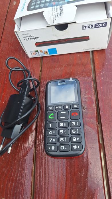 Vand telefon cu butoane, nou de la marca Maxcom. 60 de lei.