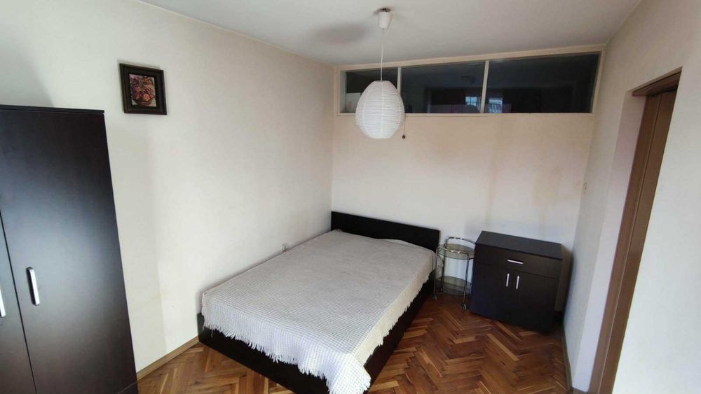 Продавам легло персон и половина с матрак, цвят венге