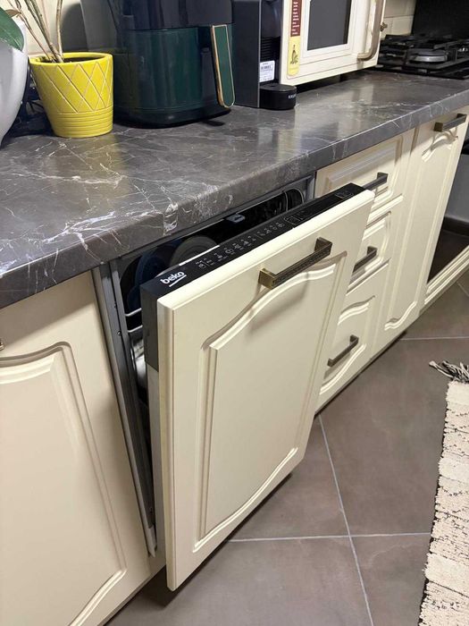 Vand mobila bucatarie,chiuveta si hota incluse in pret