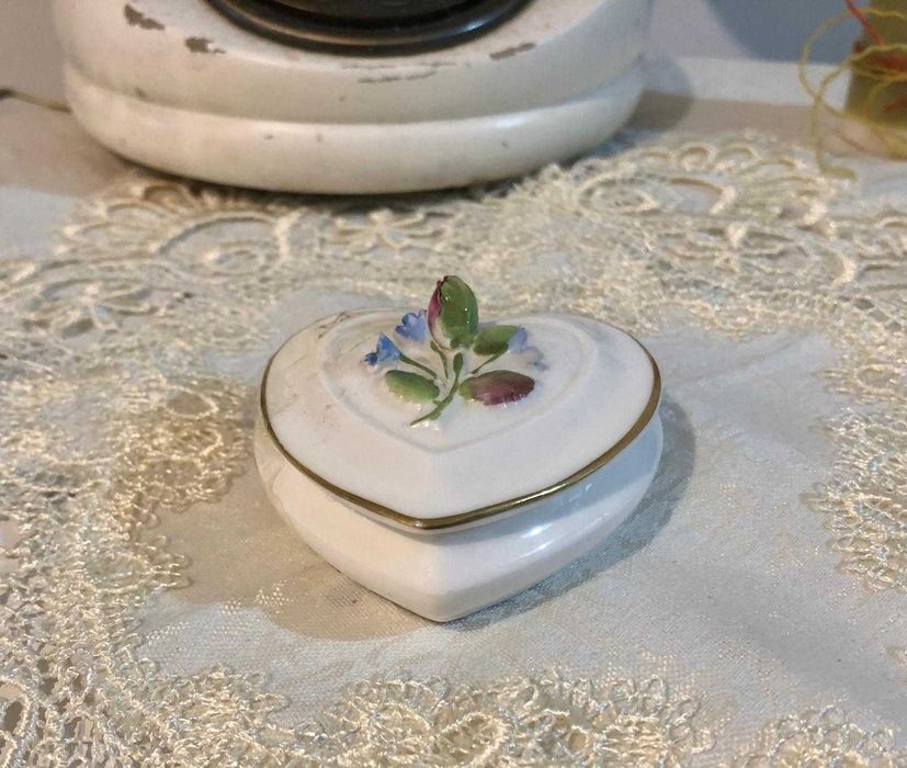 Caseta bijuterii Portelan Coalport Anglia Model - inimioara cu flori in relief pe capac