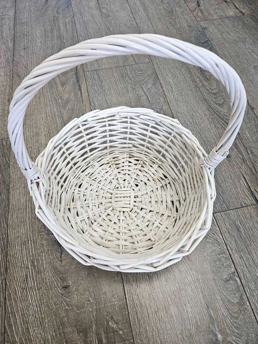 Продам белую корзину. Состояние идеальное.