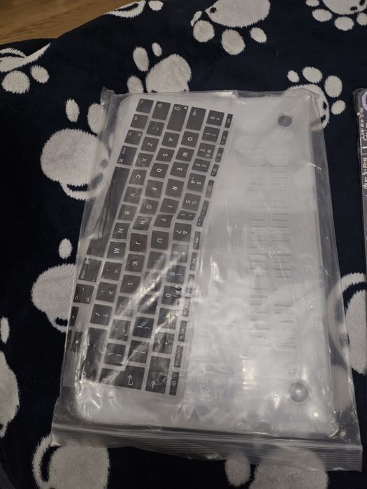 Doua carcase protectie Macbook air 11 cu tastatura protectie fiecare