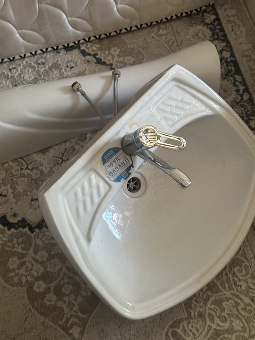 Раковина новая со смесителем