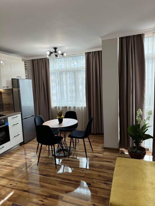 Дава се под наем Тристаен апартамент в Пловдив, Кючук Париж - 100 кв.м за 714 € - Снимка #2