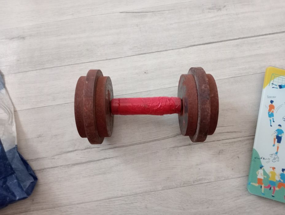 Гантеля около 9кг