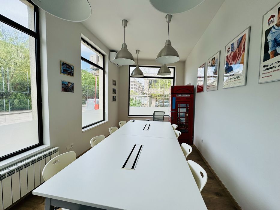 Продаваме стилна и функционална конферентна маса за 10–12 души