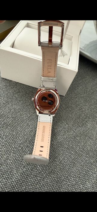 Дамски часовник Furla в сребристо естествена кожа.Часовникът е НОВ