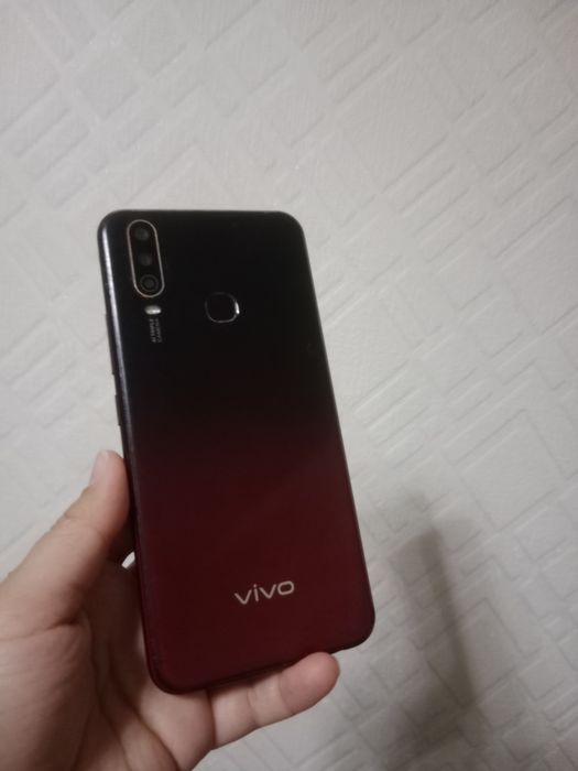 Продам  телефон vivo Y12